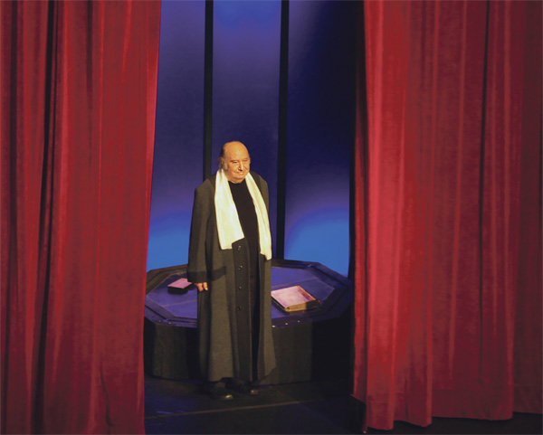 Walter Ullrich nach einigen „Faust“-Szenen bei der Abschiedsgala im Neuwieder Schlosstheater. Der letzte Vorhang? Foto: Schlosstheater Neuwied